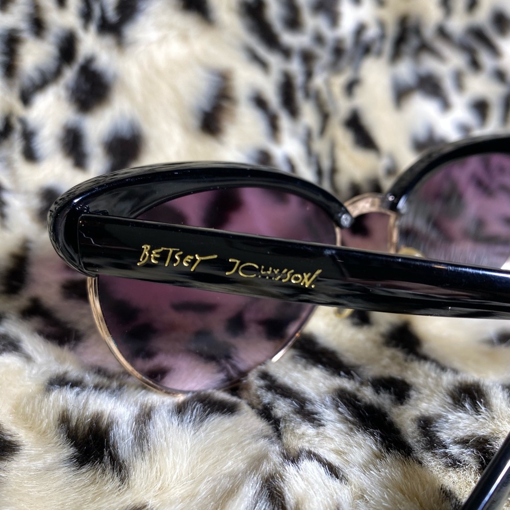 Betsey Johnson Cat Eye Sunglasses Black Frame Purple Tinted Lens Pre-Owned - Picture 4 of 4